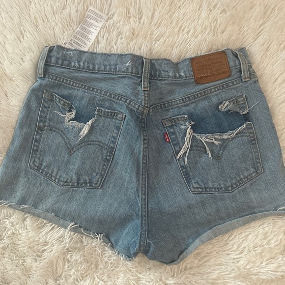 Levi’s destroyed wedgies shorts - Picture 2 of 3